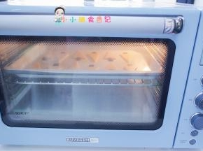 烤箱160度烤12-15分钟，烤好取出晾凉备用