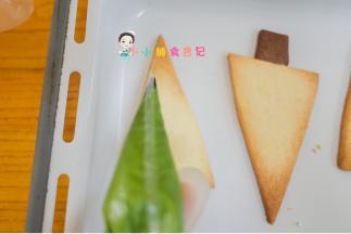 把裱花袋剪小口挤在树上面做造型，然后马上撒糖珠就完成了