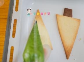 把裱花袋剪小口挤在树上面做造型，然后马上撒糖珠就完成了