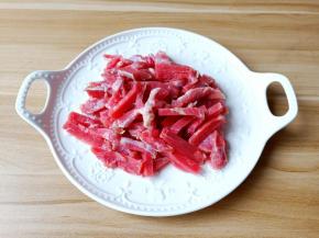 牛肉切片再切丝。