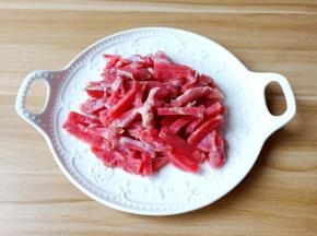牛肉切片再切丝。