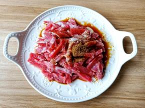 牛肉加上调味料腌制15分钟。