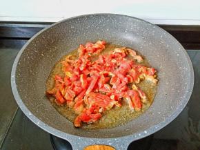 热锅凉油放入牛肉丝翻炒。