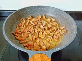 炒到牛肉变色后。