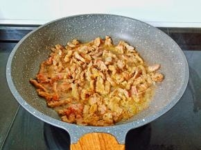 炒到牛肉变色后。