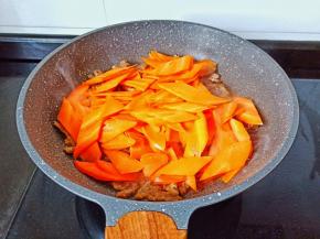 加入胡萝卜。