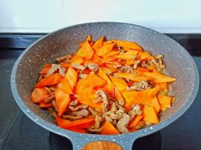 翻炒到胡萝卜片微微变软。