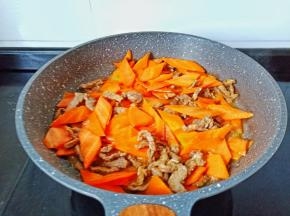 翻炒到胡萝卜片微微变软。