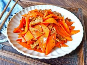 尝一下胡萝卜清脆甜口。