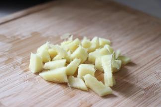 姜汁用姜块制作，如果用姜粉的话，饼干中的水减少15克。姜切小块。