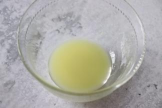 剁成碎末，之后用纱布挤出姜汁。取15克。