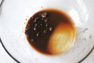 准备一个大点的盆，放入红糖，糖粉，水，姜汁，蜂蜜。