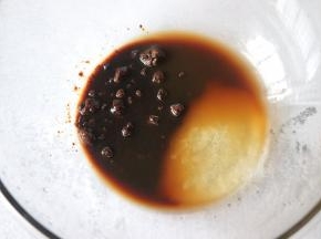 准备一个大点的盆，放入红糖，糖粉，水，姜汁，蜂蜜。