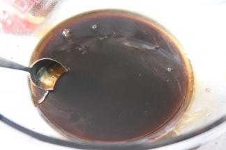 如果红糖有颗粒的话，可以把盆隔热水，稍微加热，让红糖融化，看不到颗粒。