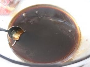 如果红糖有颗粒的话，可以把盆隔热水，稍微加热，让红糖融化，看不到颗粒。