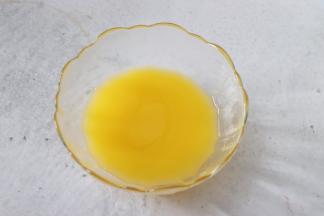 黄油提前隔热水融化成液态，温度不宜太高，50度左右黄油就可以融化。