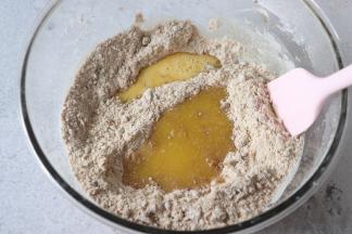 黄油和室温的蛋液，倒入到刚才拌好食材的盆中，用刮刀继续压拌到不见干粉。