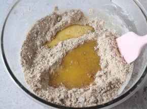 黄油和室温的蛋液，倒入到刚才拌好食材的盆中，用刮刀继续压拌到不见干粉。