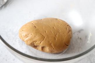 带好一次性不粘手套，把面团聚拢起来，稍微揉一下，让面团变得光滑。之后盖好盖子，放置1小时左右。