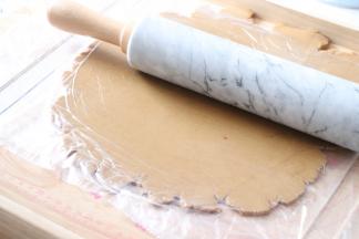 之后分成2个面团，取一个擀开成大约3-5毫米的薄片。这里建议擀的时候，上下都用保鲜膜，这样不容易粘案板和擀面杖，方便操作。