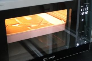 放入提前预热好的烤箱，175度14分钟。中途看看小块饼干如果上色了，可以提前取出。