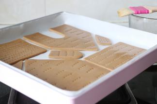 把切好的饼干放到学厨KT烤盘上，用叉子扎一些孔，再刷一层蛋液。这样烤出的饼干是比较光亮。