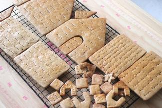 所有都烤完后放到晾网上凉晾，饼干变硬。再去操作，期间我们来制作糖霜。