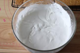 用电动打蛋器搅打，变得浓稠有纹路，就可以了。