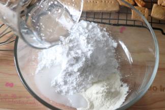 糖粉，蛋白粉，水，倒入一个容器中，搅拌匀。