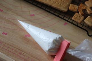 取一部分，放到裱花袋中，剩余覆盖保鲜膜，待用。