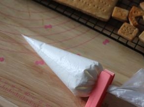 取一部分，放到裱花袋中，剩余覆盖保鲜膜，待用。