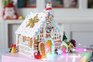 18、之后，再组装好房顶、烟囱就可以了。装饰可以和小朋友一起来装饰。就可以随意地发挥了，一般可以在屋顶，以及房檐、烟冲，挤出垂挂效果，看起来像雪融化。之后糖霜晾干就完成了。