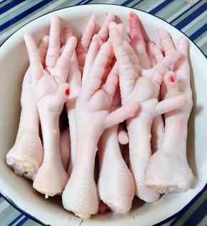 在超市里买到新鲜的凤爪剪去指尖洗净锅中烧开水放入凤爪焯水