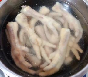 焯好水的凤爪立即放入冷水中过凉洗净沥干水份备用
