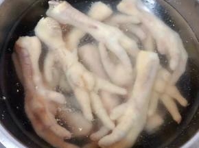 焯好水的凤爪立即放入冷水中过凉洗净沥干水份备用