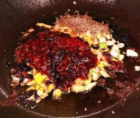 锅中倒入底油加热放入花椒、八角、孜然炸香再放入葱姜蒜爆香放入郫县豆瓣酱