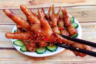 凤爪入口麻辣香浓唇齿留香回味无穷