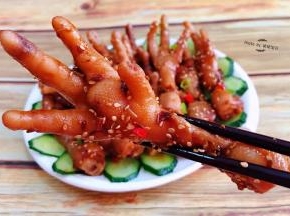 凤爪入口麻辣香浓唇齿留香回味无穷