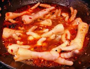 啤酒没过凤爪大火炖起来