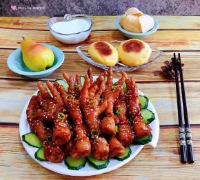 麻辣啤酒凤爪是宴客的必备拿手菜哦