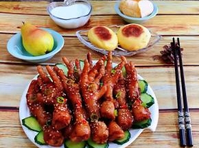 麻辣啤酒凤爪是宴客的必备拿手菜哦