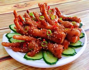 用黄瓜片做装饰摆上凤爪撒上小米辣和香葱就大功告成了