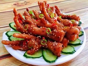 用黄瓜片做装饰摆上凤爪撒上小米辣和香葱就大功告成了