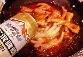 倒入啤酒再翻炒均匀