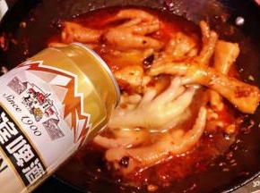 倒入啤酒再翻炒均匀