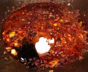 底料炒匀放入料酒、蚝油、郫县豆瓣酱、一品鲜酱油、糖炒匀