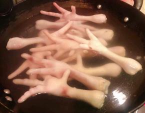 锅中烧开水放入凤爪焯水至变色去除杂质和油脂