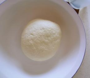 面粉拌入清水和面  和成软硬适中的面团即可  醒面