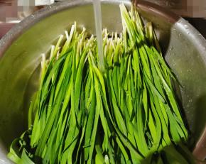 韭菜清洗干净备用