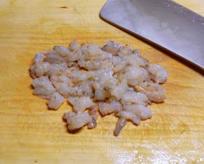 虾去壳取出虾肉切成小丁
